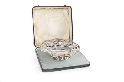 Lot 852 - AN EARLY 20TH CENTURY SILVER CIRCULAR COMPORT