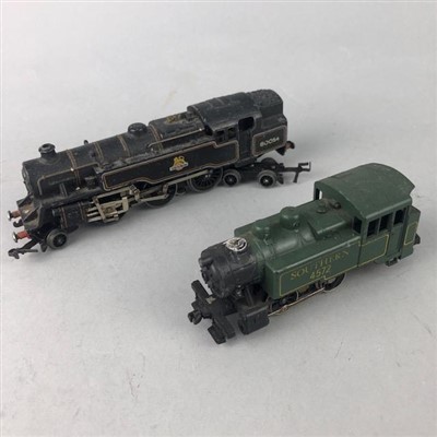 Lot 204 - A LOT OF HORNBY, TRI-ANG AND OTHER RAILWAY CARRIAGES