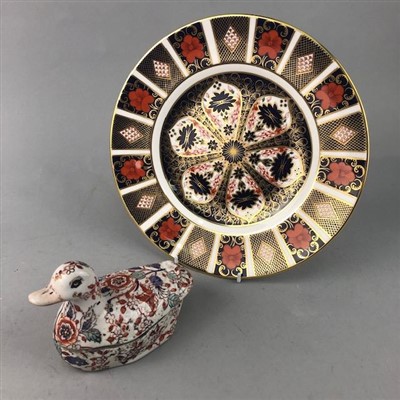 Lot 253 - A ROYAL CROWN DERBY IMARI PATTERN PLATE AND A CERAMIC DUCK