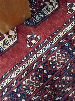 Lot 255 - A 20TH CENTURY EASTERN FRINGED AND MULTI BORDERED CARPET