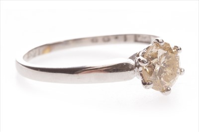 Lot 263 - A DIAMOND SOLITAIRE RING
