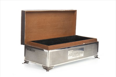 Lot 857 - A CONTEMPORARY SILVER CIGARETTE CASKET