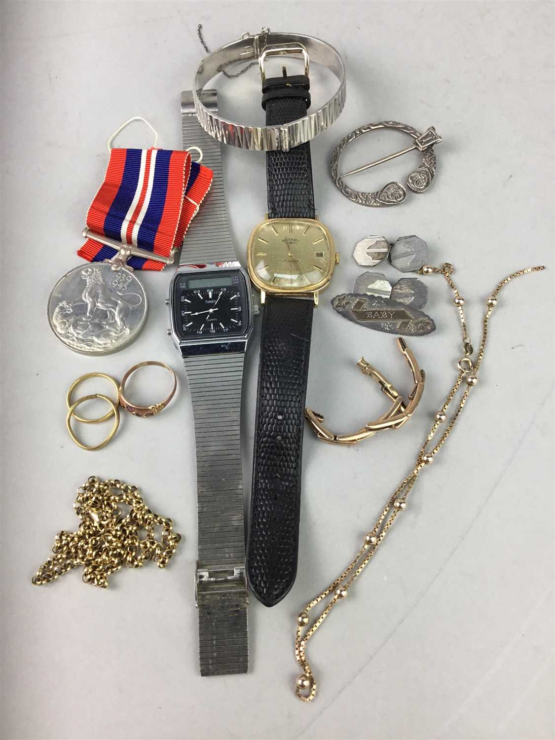 Lot 303 - A LOT OF GOLD, SILVER AND OTHER JEWELLERY AND WATCHES