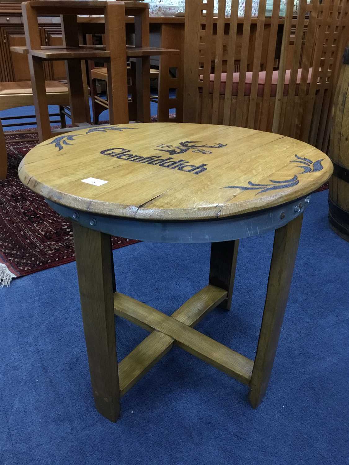 Lot 318 - AN OAK CIRCULAR OCCASIONAL TABLE