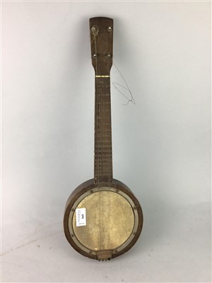 Lot 360 - A VINTAGE BANJO AND A TOURING ENGLAND MAP GAME