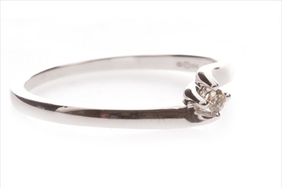 Lot 327 - A DIAMOND SOLITAIRE RING