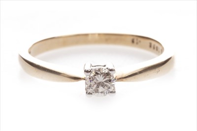 Lot 341 - A DIAMOND SOLITAIRE RING