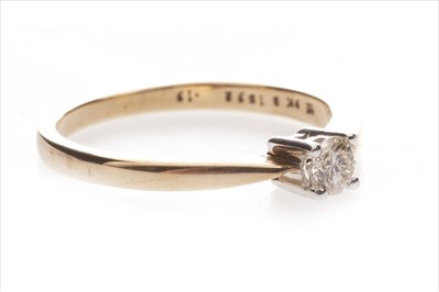 Lot 341 - A DIAMOND SOLITAIRE RING