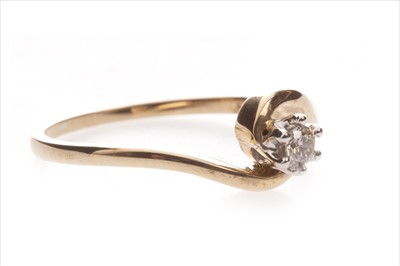 Lot 340 - A DIAMOND SOLITAIRE RING
