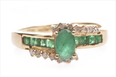 Lot 346 - A GREEN GEM AND DIAMOND RING