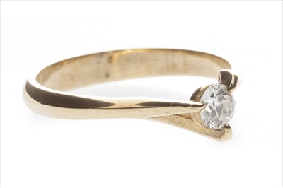 Lot 348 - A DIAMOND SOLITAIRE RING