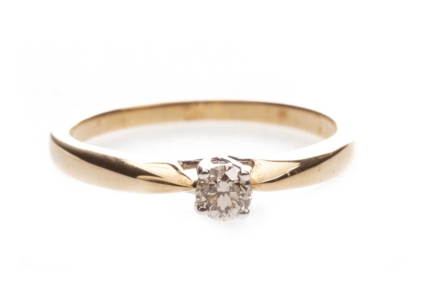 Lot 350 - A DIAMOND SOLITAIRE RING