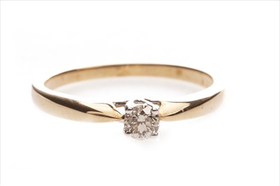 Lot 350 - A DIAMOND SOLITAIRE RING