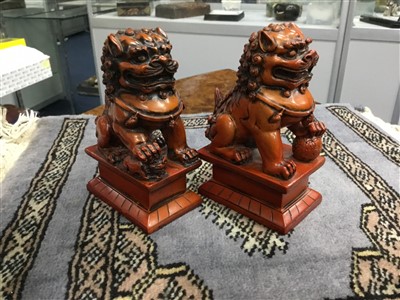 Lot 409 - A PAIR OF CHINESE RED RESIN FOE DOGS AND AN ENAMEL VASE