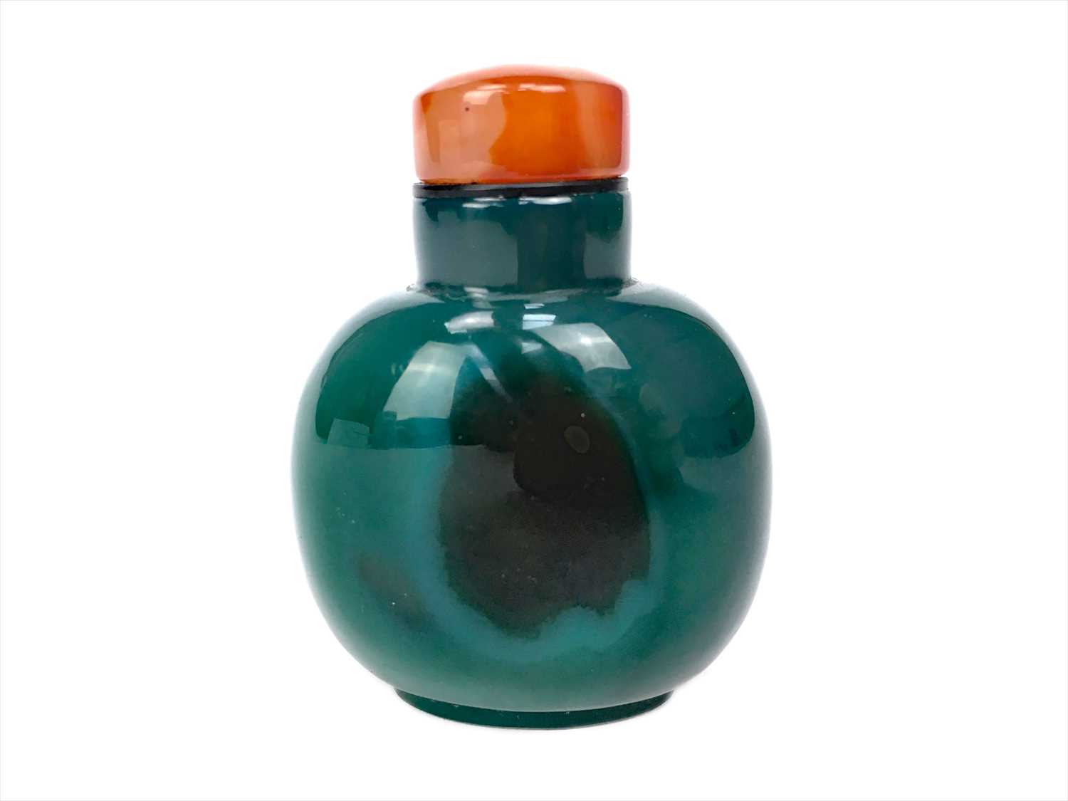 Lot 1130 - A 19TH CENTURY CHINESE GREEN AGATE SNUFF BOTTLE