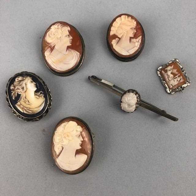 Lot 15 - A LOT OF CAMEO BROOCHES