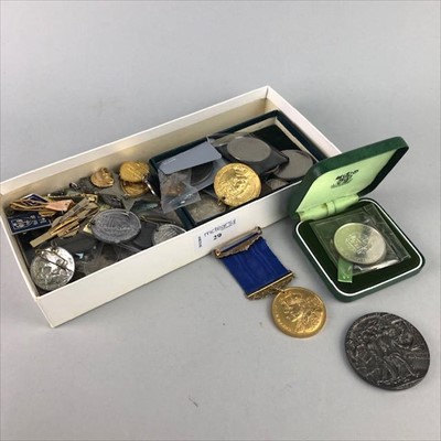 Lot 29 - A LOT OF COINS, MEDALS AND BADGES