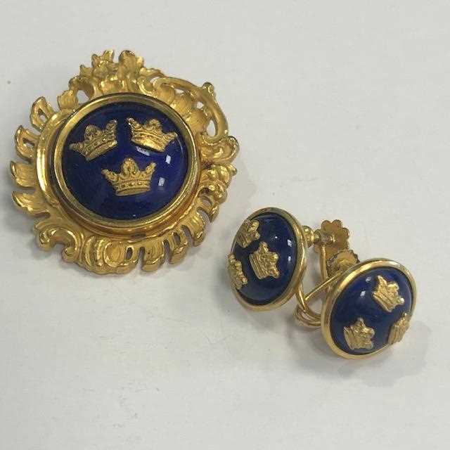 Lot 34 - A YELLOW METAL AND BLUE ENAMEL BROOCH AND EARRINGS BY SPORRONG & CO