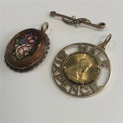 Lot 36 - A GOLD MOUNTED COIN, A PENDANT AND A PEARL BROOCH