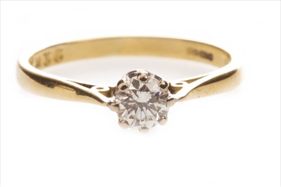 Lot 355 - A DIAMOND SOLITAIRE RING