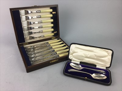 Lot 59 - A CASED SILVER PLATED FISH CUTLERY SET ALONG WITH OTHER PLATED WARES