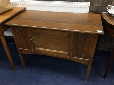 Lot 70 - AN OAK WASHSTAND OF ARTS AND CRAFTS DESIGN