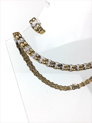 Lot 361 - A DIAMOND SET NECKLET WITH MATCHING EARRINGS