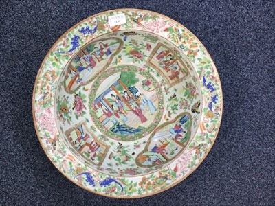 Lot 1134 - A LATE 19TH/EARLY 20TH CENTURY CHINESE FAMILLE ROSE BOWL