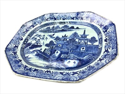 Lot 1137 - A 19TH CENTURY CHINESE BLUE AND WHITE ASHET
