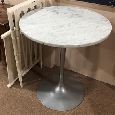 Lot 153 - A MARBLE TOPPED OCCASIONAL TABLE