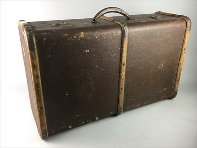 Lot 191 - AN EARLY 20TH CENTURY SUITCASE