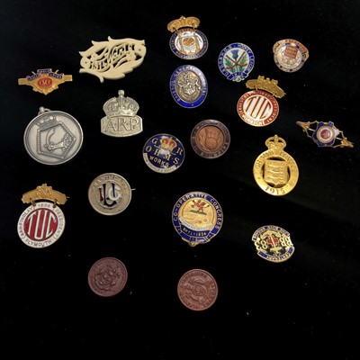 Lot 2 - A LOT OF HOCKEY, GOLF AND WARTIME BADGES