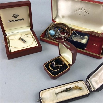 Lot 354 - A LOT OF GOLD, SILVER AND COSTUME JEWELLERY