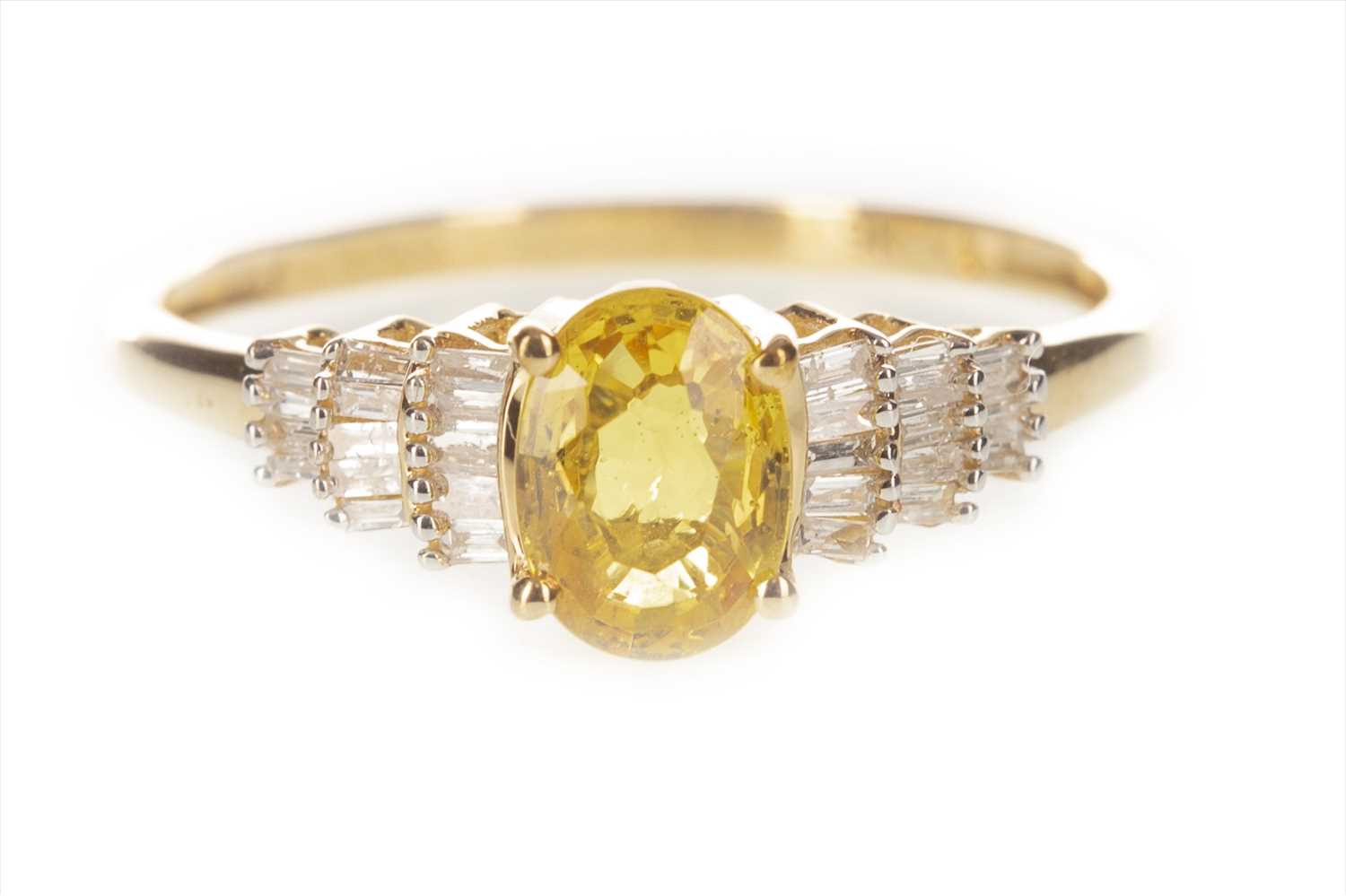Lot 386 - A YELLOW SAPPHIRE AND DIAMOND RING