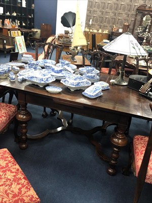 Lot 415 - A VICTORIAN MAHOGANY EXTENDING DINING TABLE