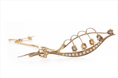 Lot 401 - A SEED PEARL SET GOLD BROOCH