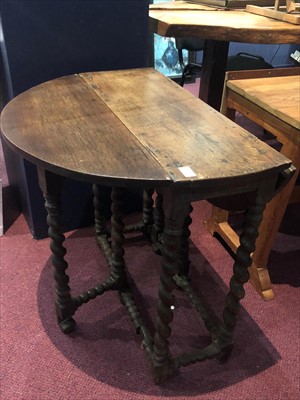 Lot 465 - A SMALL OAK DROP LEAF OVAL SUPPER TABLE