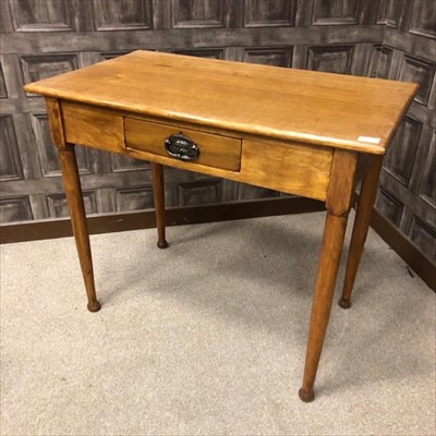 Lot 425 - AN OAK HALL TABLE