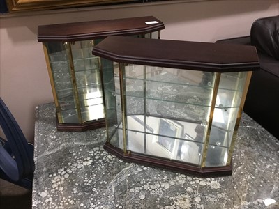 Lot 554 - A LOT OF TWO SMALL DISPLAY CABINETS