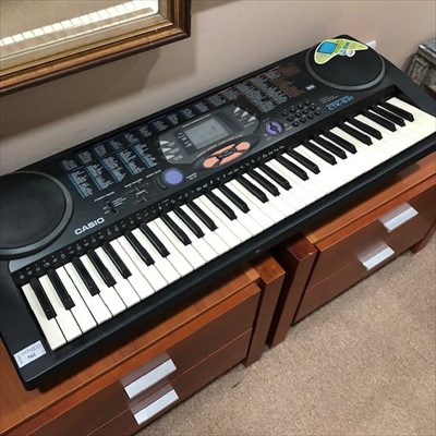 Lot 561 - A CASIO ELECTRIC KEYBOARD