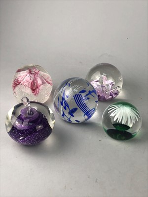 Lot 521 - A LOT OF GLASS PAPERWEIGHTS