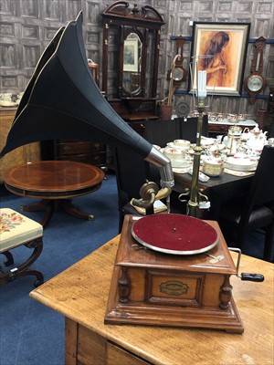 Lot 543 - A REPRODUCTION WIND UP GRAMOPHONE