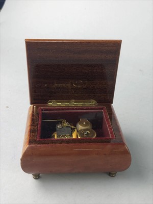 Lot 539 - A SMALL MUSIC BOX