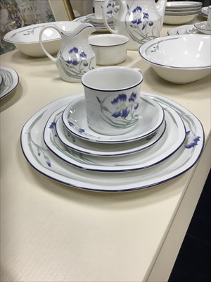 Lot 523 - A ROYAL DOULTON MINERVA DINNER SERVICE