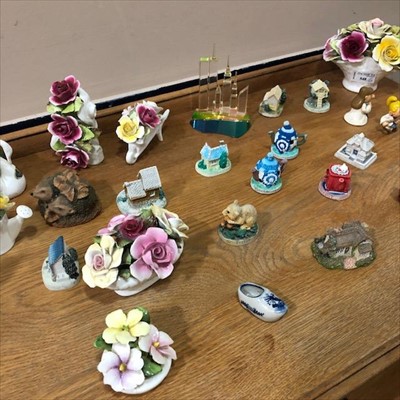 Lot 548 - A ROYAL STRATFORD FLOWER POSY AND OTHER CERAMICS