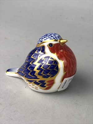 Lot 551 - A ROYAL CROWN ROBIN PAPERWEIGHT AND OTHER BIRD FIGURES