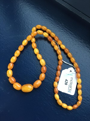 Lot 420 - AN AMBER BEAD NECKLACE