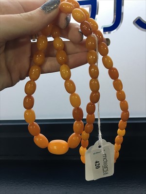 Lot 420 - AN AMBER BEAD NECKLACE