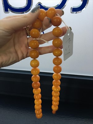 Lot 421 - AN AMBER BEAD NECKLACE