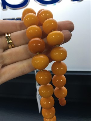 Lot 421 - AN AMBER BEAD NECKLACE